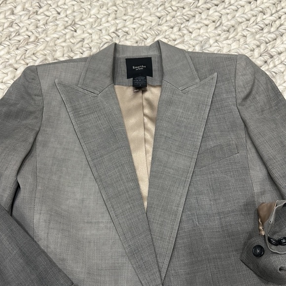 SMYTHE fitted fashion blazer. Great fit! BRAND NEW !!!Worn once - Picture 6 of 6